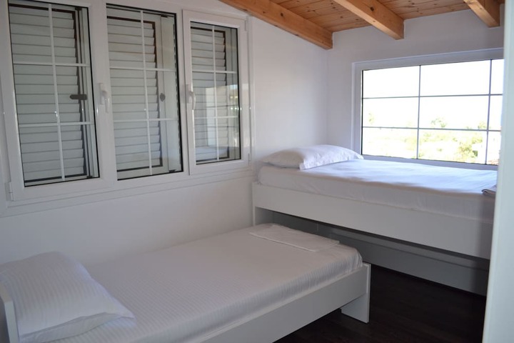 Room 12 of 32