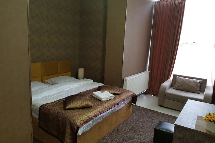 Room 6 of 33