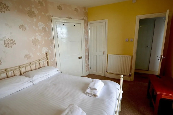 Room 3 of 20