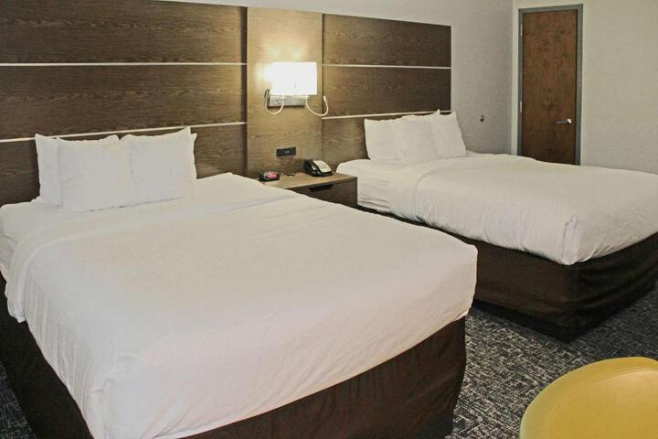 2 Queen Beds (6 of 13)