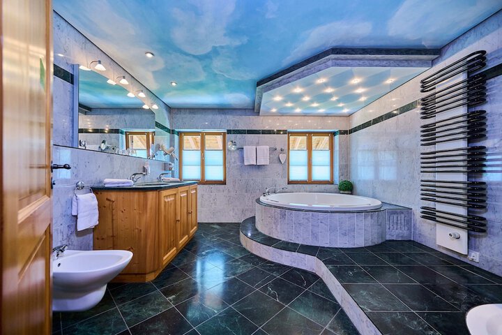 Room 16 of 31