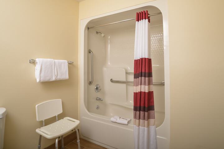Deluxe King Bed Accessible (3 of 10)