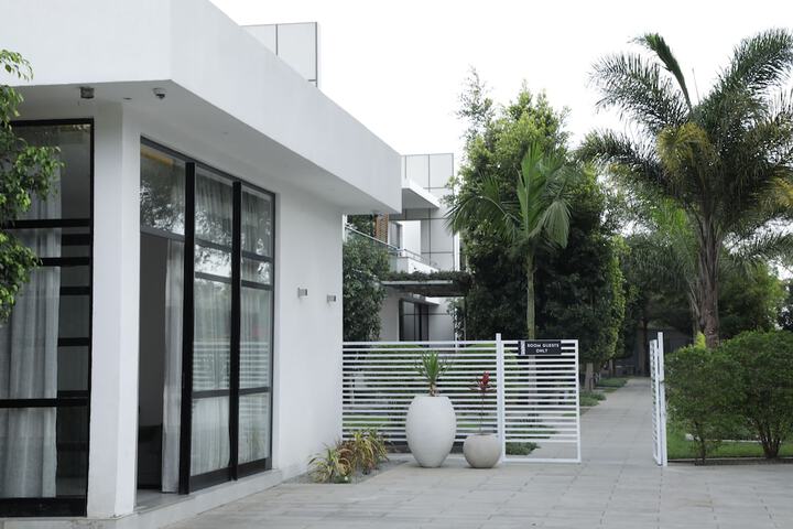 Hotel Exterior 42 of 44
