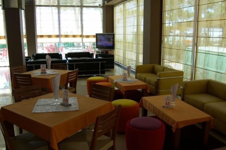 Lounge 21 of 35
