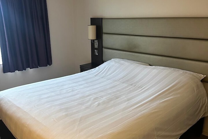 Room 4 of 16