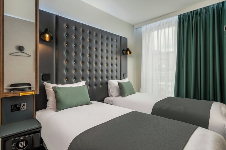 Room 25 of 48