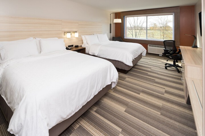 2 Queen Beds (8 of 10)