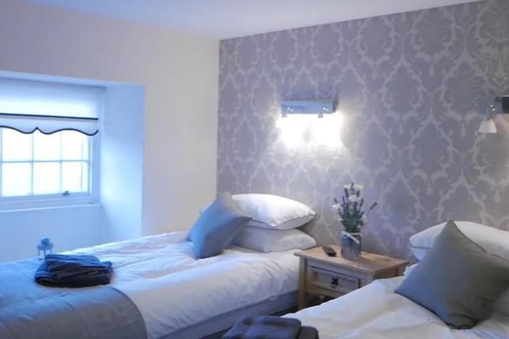 Room 7 of 18