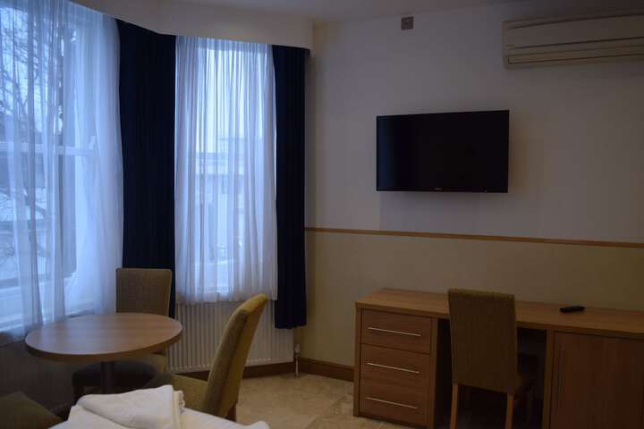 Room 16 of 90