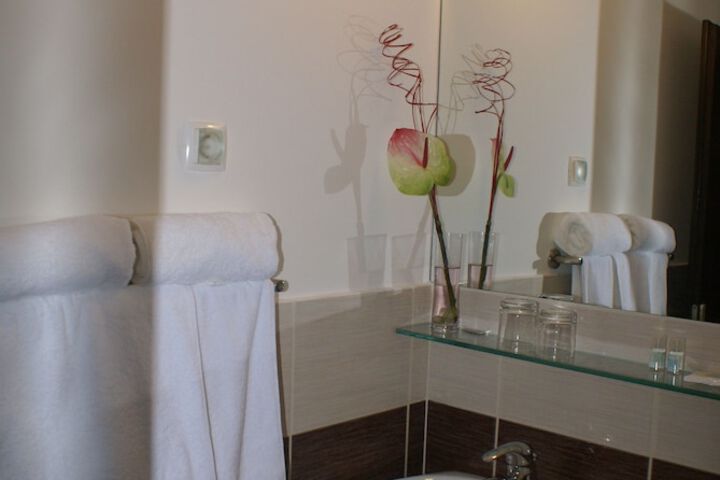 Room 9 of 25