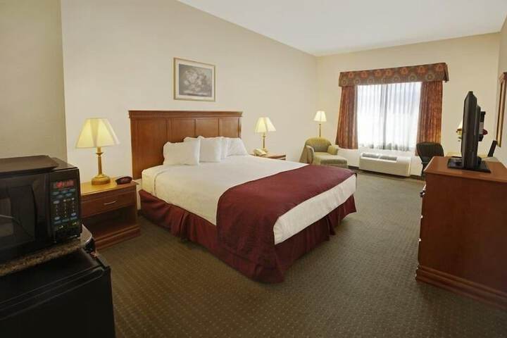 1 King Bed Work Desk Microwave and Refrigerator Full Breakfast (3 of 8)