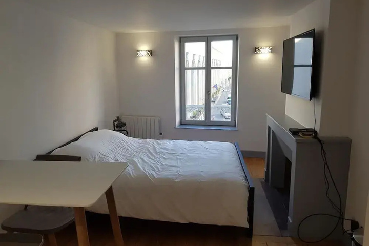 Room 2 of 10