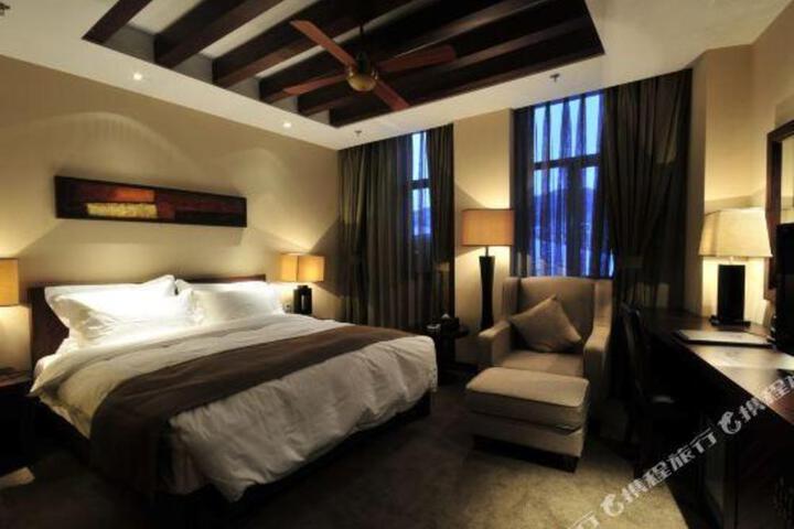 Rongchen International Holiday Hotel