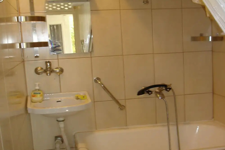 Room 4 of 8