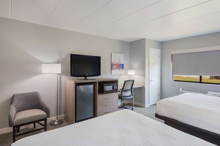 2 Queen Beds High Speed Internet Accessible Microwave and Refrigerator Chair with Ottoman Desk Full Breakfast (6 of 18)