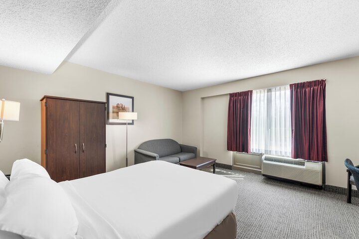 Room 4 of 8