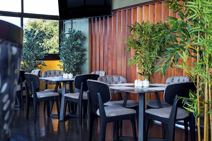 Dining 6 of 9