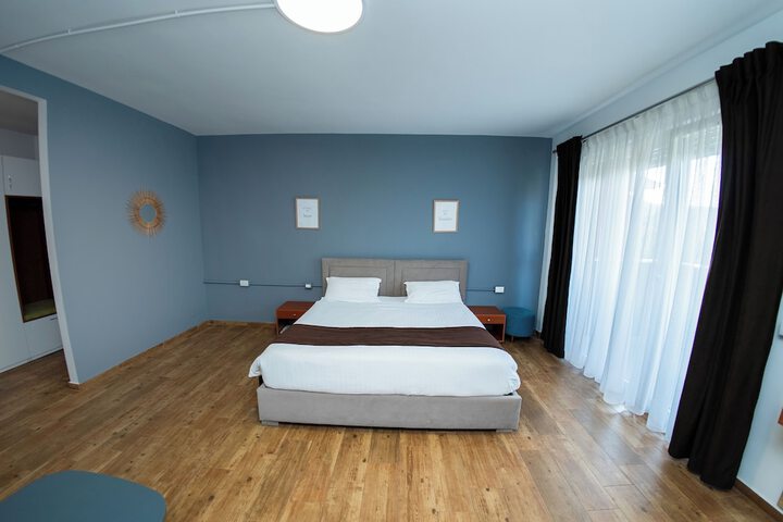 Room 32 of 90