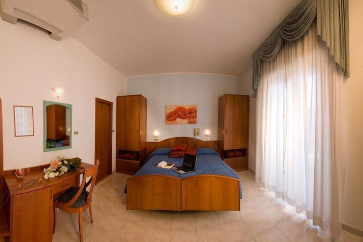 Room 7 of 32