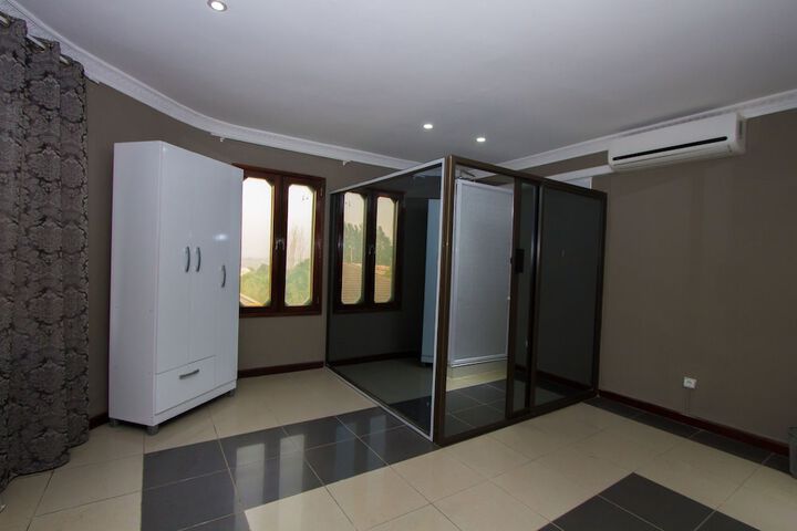 Room 9 of 27