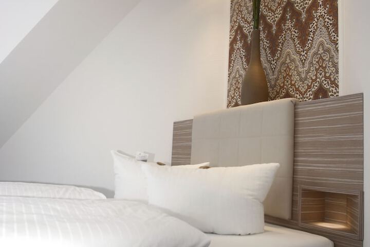 Room 10 of 28