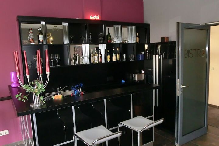 Lounge 24 of 33