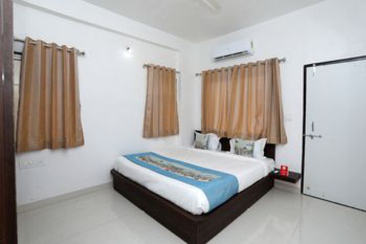 OYO 10059 Home Modern 2BHK Gulabh Bagh