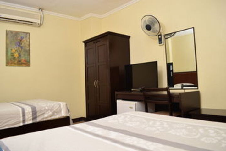 Room 6 of 12