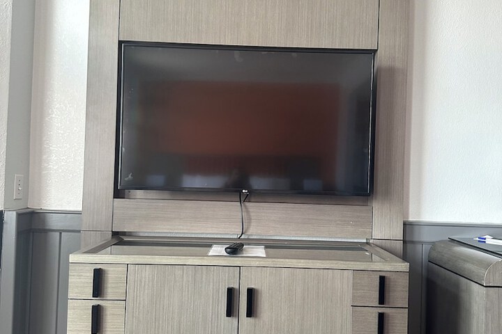 Room 6 of 33