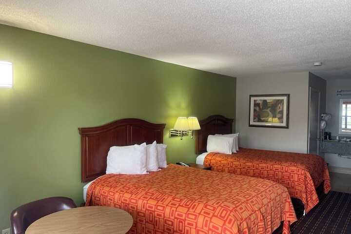 2 Double Beds (7 of 14)
