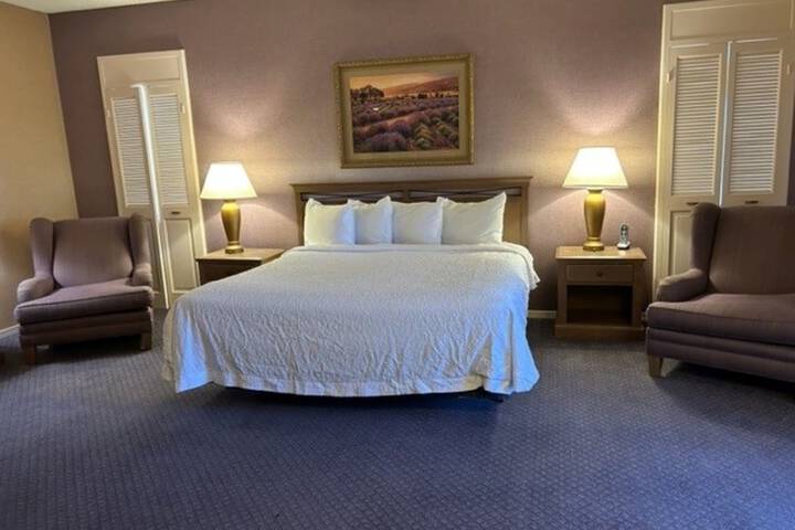 1 King Bed Accessible (4 of 17)