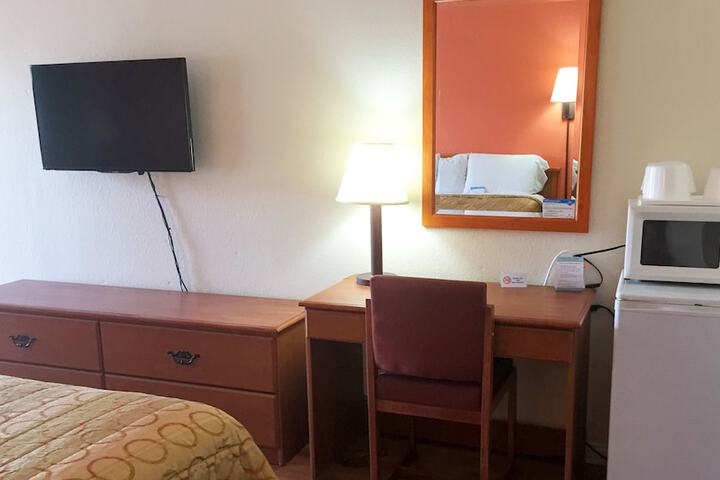 Deluxe Room 1 King Bed Refrigerator, Microwave (3 of 18)