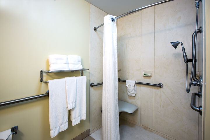 1 King Stndrd Comm Mobility Accessible Roll Shower (18 of 25)