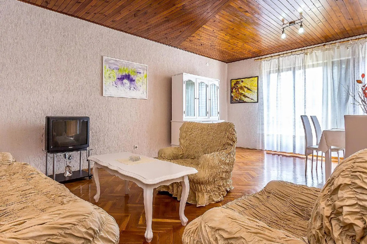 Room 4 of 9
