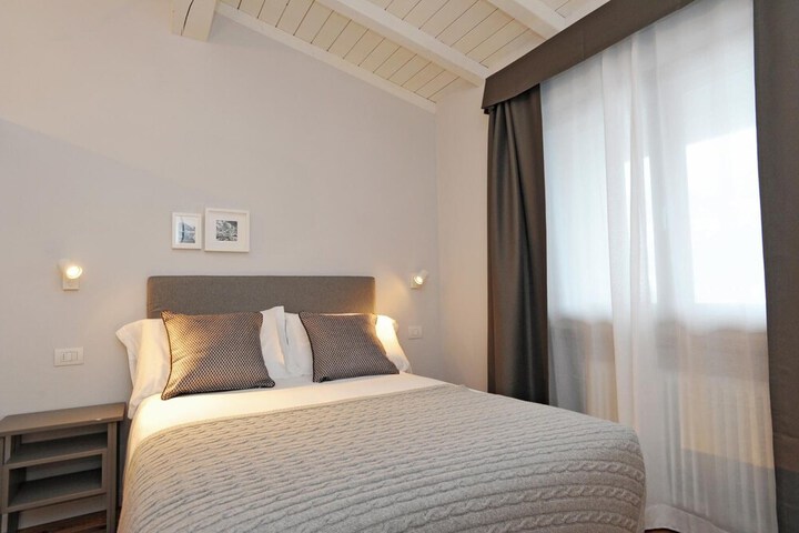 Room 28 of 61