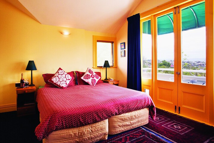 Room 4 of 80
