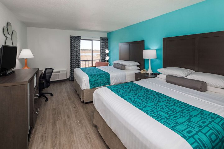 2 Queen Beds Marina View (5 of 10)