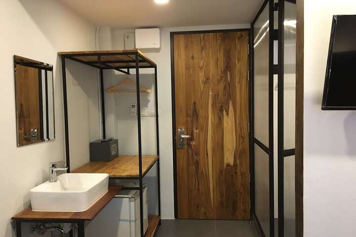 Room 27 of 42