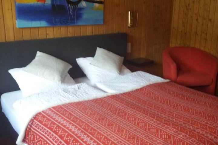 Room 8 of 32