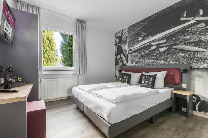 Room 33 of 48