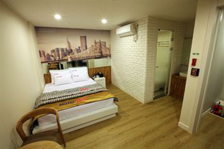 Room 13 of 30