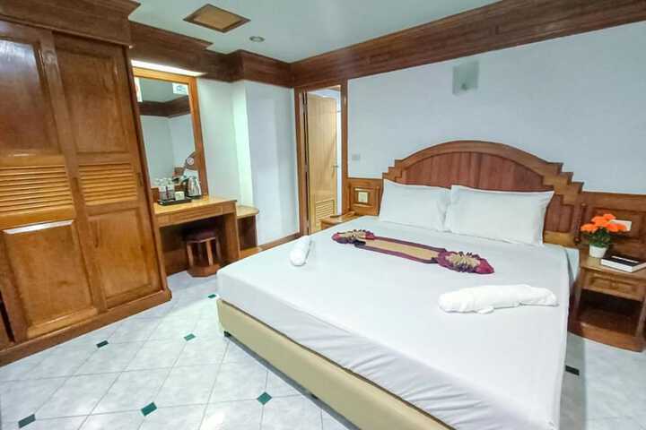 Room 5 of 12