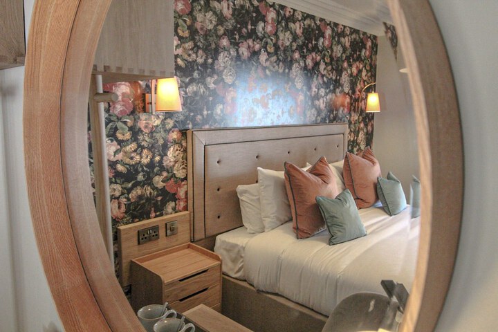 Room 33 of 136