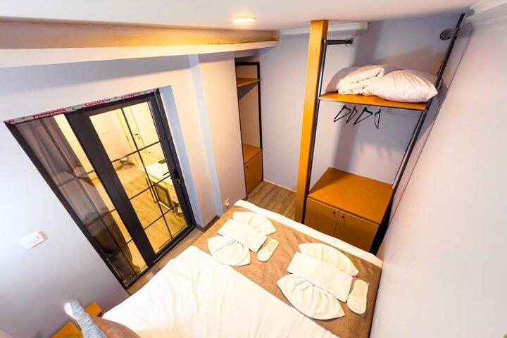 Room 27 of 89