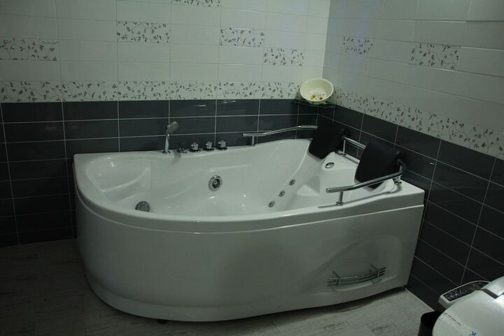 Hot Tub 63 of 84