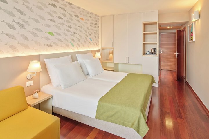 Room 8 of 90