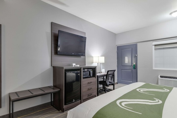 1 King Bed (16 of 16)