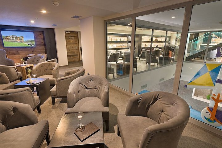 Lounge 142 of 162