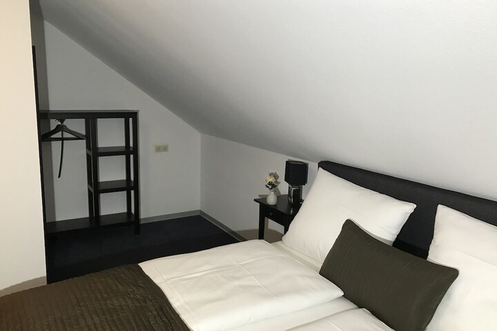 Room 4 of 33