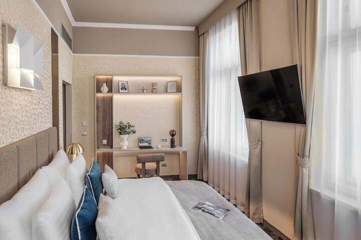 Room 8 of 25